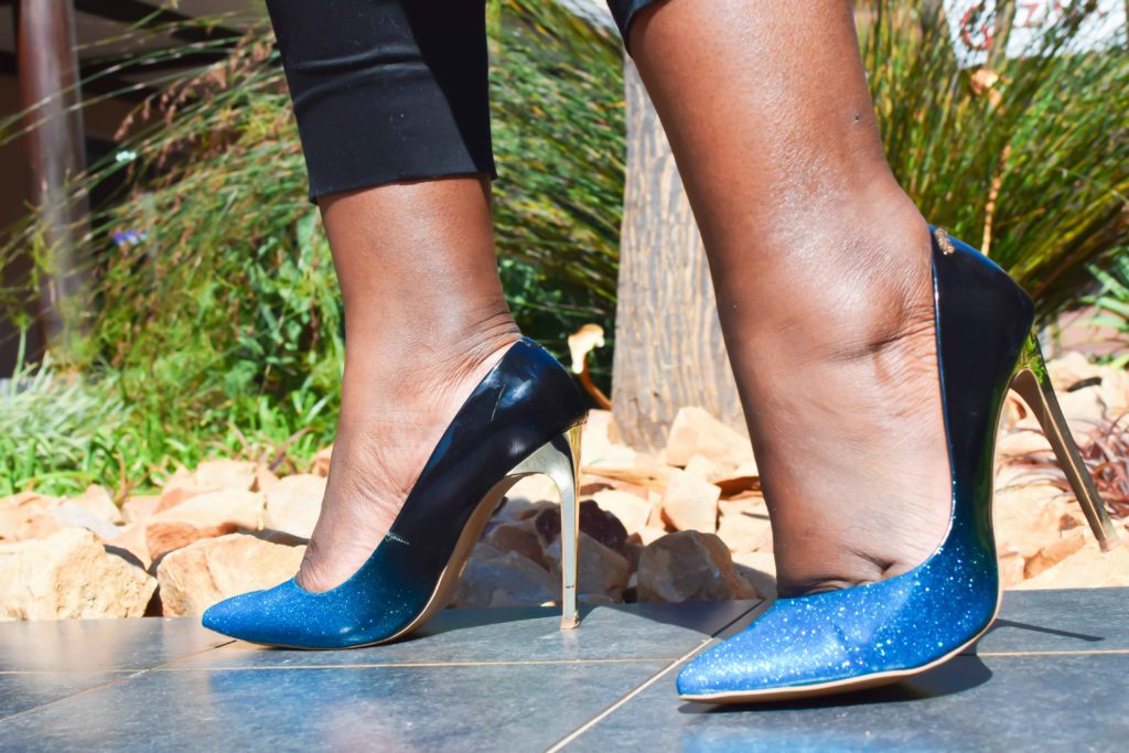 how to wear ombre heels, black and blue heels 